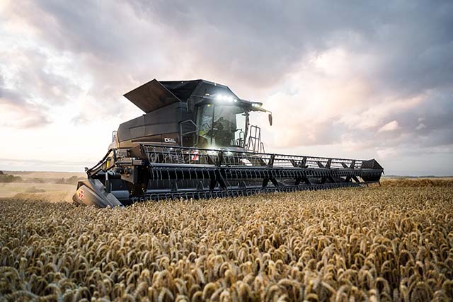 tractor arando un trigal