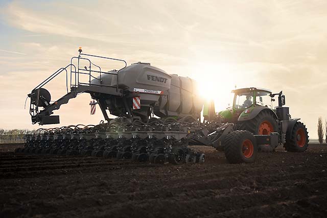 tractor agrario Fendt trabajando el campo