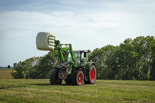 tractor Fendt trabajando en el campo