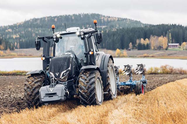 tractor Valtra trabajando en el campo