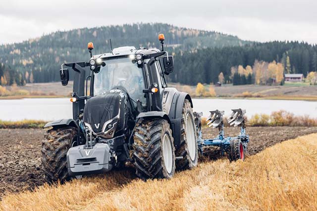 tractor Valtra arando en el campo