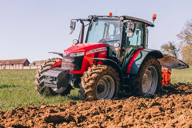 Tractor trabajando en el campo con la licencia lva