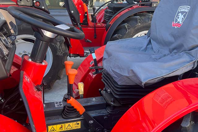 cabina de un tractor oruga