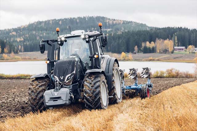 tractor trabajando en el campo