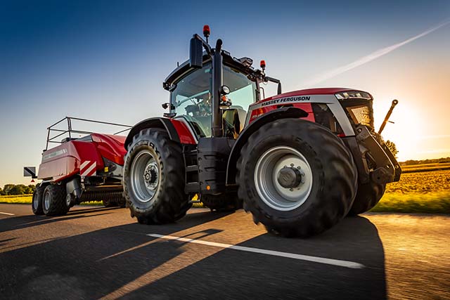tractor circulando por la carretera