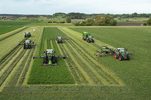 tractores trabajando el campo