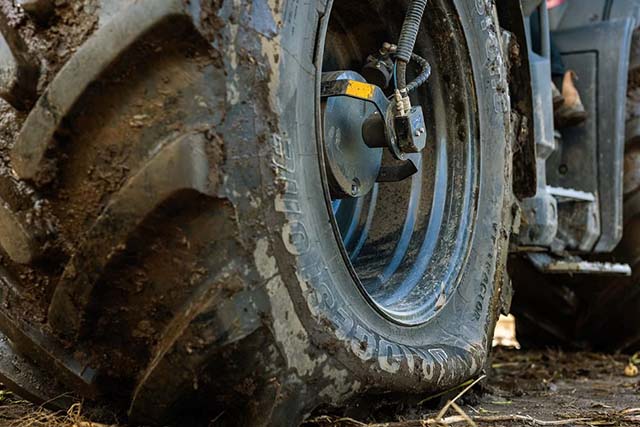 neumático de tractor desinflado